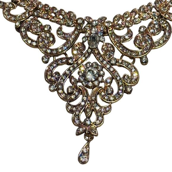 NWT Rose Gold Rhinestone Statement Necklace & Earrings Set - Picture 7 of 16